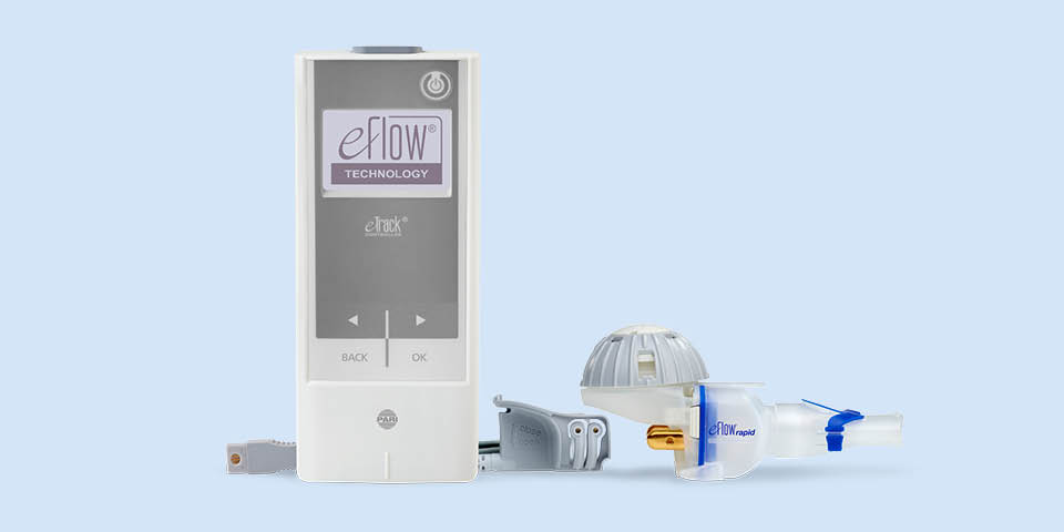 Produktabbildung: Vor einem blau-grauen Hintergrund sind die Komponenten des eFlow rapid Inhalationssystem angeordnet. Rechts steht der eTrack Controller, dahinter liegt das dazugehörige Verneblerkabel. Links neben dem Controller liegt der eFlow rapid Vernebler 