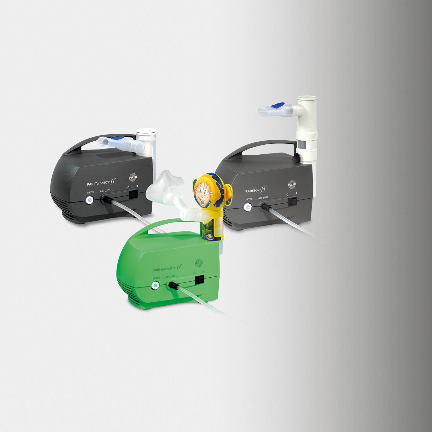 Markteinführung der PARI BOY N-Familie– Drei Inhalationsgeräte in Schwarz und Grün mit Mundstücken, eines mit kindgerechter Figur als Aufsatz.