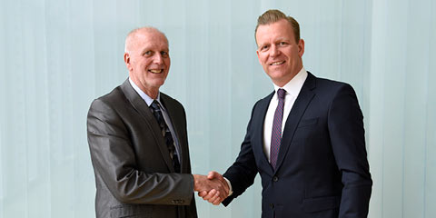 Handshake - Dr. Zimmermann und Arne W. Dirks
