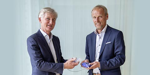 Dr. Martin Knoch bei der symbolischen Übergabe eines eFlow® Gerätes an Dr. Stefan Seemann. © PARI Pharma GmbH