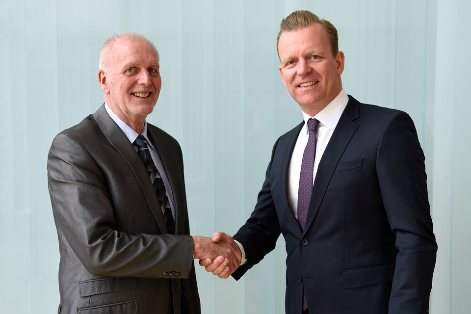 Handshake - Dr. Zimmermann und Arne W. Dirks