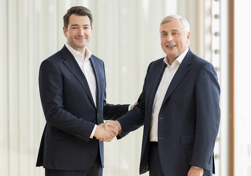 Juergen Mueller hands over the management of PARI GmbH to Dr. Frank Bredl