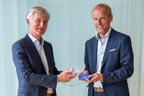 Dr. Martin Knoch at the symbolic handover of an eFlow® device to Dr. Stefan Seemann. © PARI Pharma GmbH.