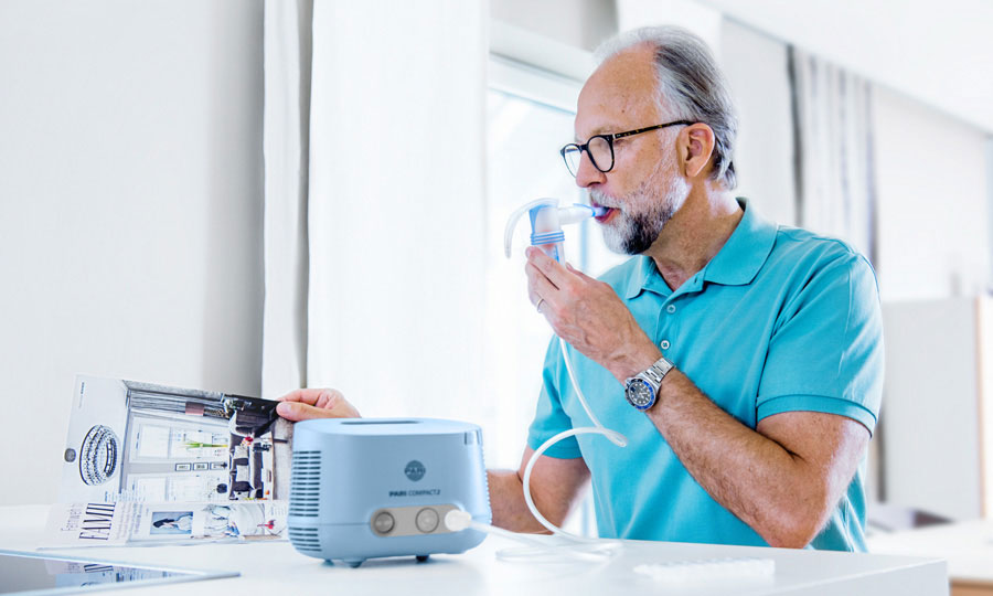 A man inhales with the PARI COMPACT2