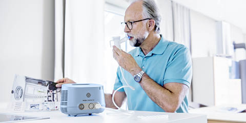 A man inhales with the PARI COMPACT2